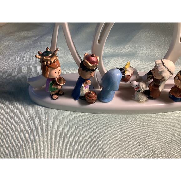 Peanuts Lighted Nativity Scene - Picture 3 of 7